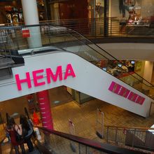 ビルの中のHEMA。