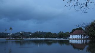 仏歯寺の横に広がっています
