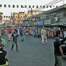 街並みに興奮しているのは各国の大学生（？）ばかり。