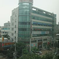 斜め前には江辺スパが入るビル。ISSACトーストも1階に有り