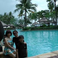 ベランダからプールへ出るところです