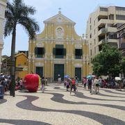 聖ドミニコ教会を含めた、広場を囲む建物に注目