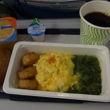 ヘルシンキ→成田エコノミー・朝食はオムレツ