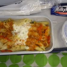 成田→ヘルシンキ・エコノミー・2回目はマカロニ。