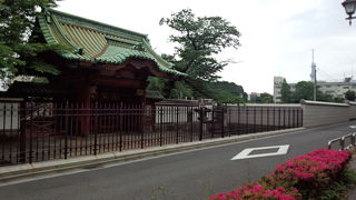 日暮里駅から上野方面一帯が墓地