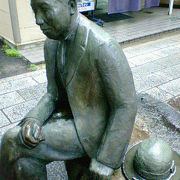盛岡の街中に静かにたたずむ宮沢賢治像