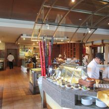 手前がスイーツ、奥がメインのビュッフェ台です