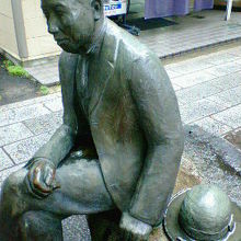 物静かな雰囲気で歩道沿いに座っています。