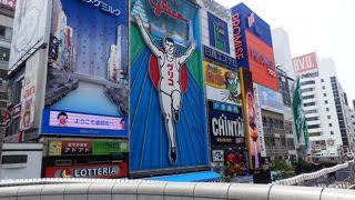 道頓堀にかかる御堂筋の橋、橋の幅は大阪最大