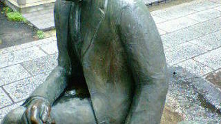 盛岡の街中に静かにたたずむ宮沢賢治像