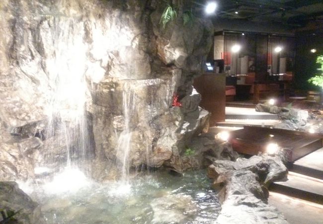 滝があり川が流れる