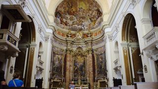 祭壇のフレスコ画が美しいバロック様式の教会