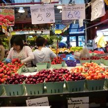 果物たくさん。苺とブラックベリー購入しました。