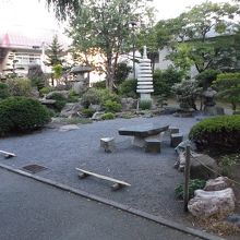 境内にこじんまりした庭園が