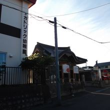 仁王門挟んで和・洋の幼稚園