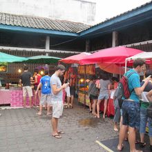 お寺の境内はフードコートとして利用されています