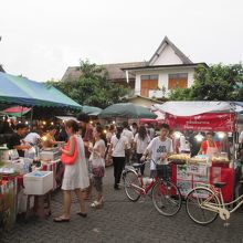 こちらのお寺もフードコート化していました