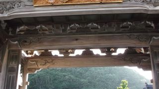 仁王門のあるお寺にとなり幼稚園