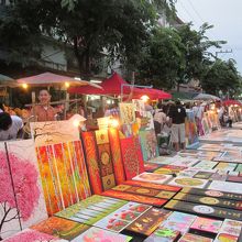 プラポックカオ通りでは魅力的な絵画などが沢山！