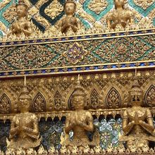 細かい細工が施された壁面