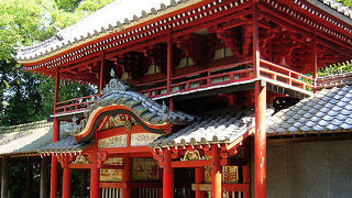 ２階建ての朱塗りの立派な門