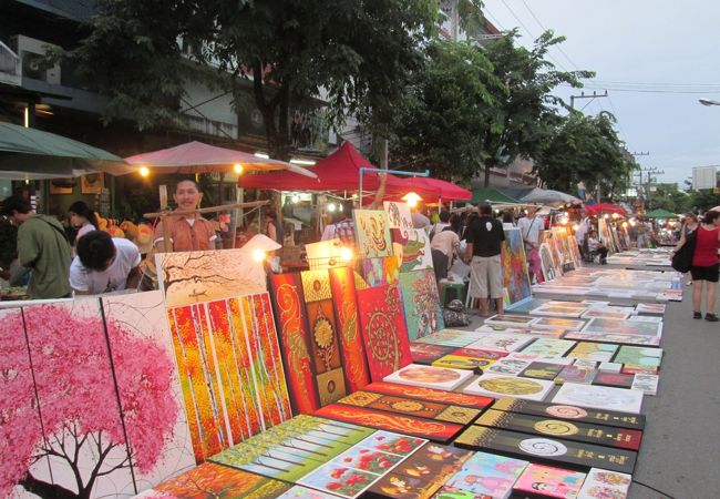 プラポックカオ通りでは魅力的な絵画などが沢山！