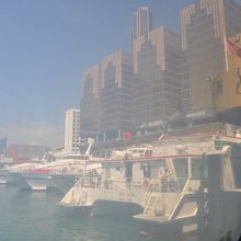 中国内地に向かうターボジェットフェリーが並ぶ中港城埠頭