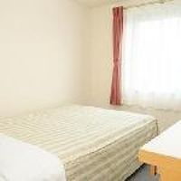 部屋はシンプル、でも壁が薄い