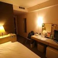 部屋は広くない