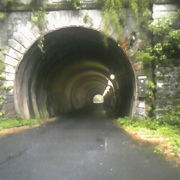 切石のアーチ構法のトンネルがあります