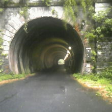 切石のアーチ構法で造られたトンネルの入り口
