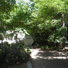 緑の中にたつ碑