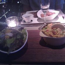 料理はどれも適度に美味しい　手前右はパエリア風