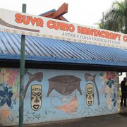  手作り民芸品がたくさん　Suva Curio Handicraft Centre