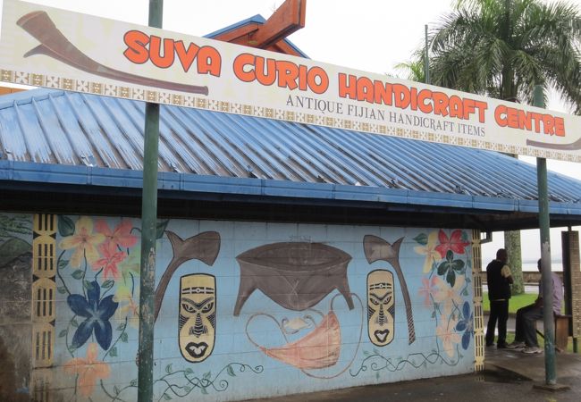  手作り民芸品がたくさん　Suva Curio Handicraft Centre