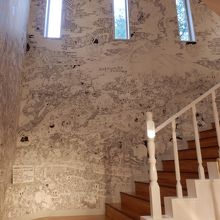 階段を上がる壁を、よく見ると・・・