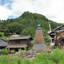 自然の中にある水車と養蚕の街