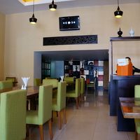 スタイリッシュなカフェ併設