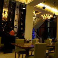 併設のカフェ。オシャレな作りが良い。