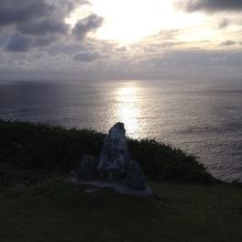 この碑が馬鼻崎の目印。