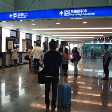 空港内でバスターミナルを探しています
