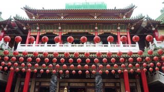 赤い提灯で独特の雰囲気