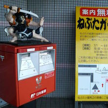 入口のポストにねぶたが飾られています。