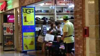 UGGとミネトンカ