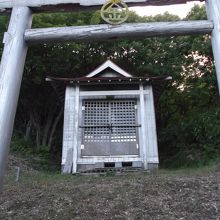 金に○が、木の鳥居崩れそう