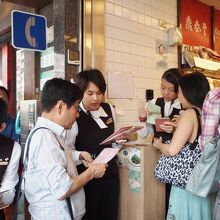 受付の店員さんに人数を知らせます