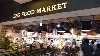 向かいにはアウディのディーラーがあります