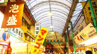 びっしりとお土産やさんが