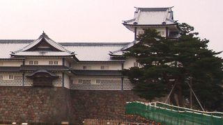 ３層３階の菱櫓と橋爪門続櫓を２層２階の五十間長屋でつないでいます