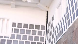 海鼠壁は壁面の腰部分に平らな瓦を張り付けたもの